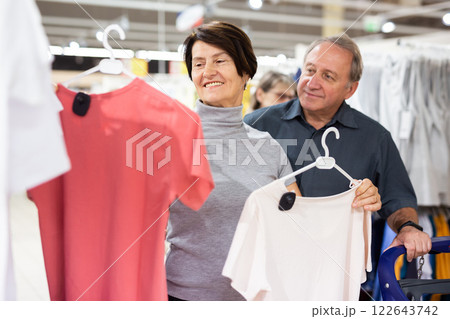 Elderly man and elderly woman choose t-shirt Elderly man and elderly woman choose t-shirt 122643742
