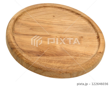 Round empty wooden serving board on isolated background Round empty wooden serving board on isolated background 122646036