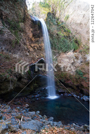 光さす渓谷 夕日の滝 滝行 光さす渓谷 夕日の滝 滝行 122647042