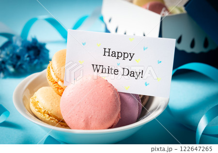 Happy White Day!　ホワイトデーの贈り物　マカロン　洋菓子　メッセージカード 122647265