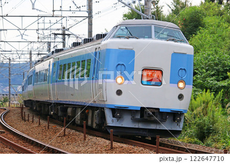 中央線を走行する車両 122647710