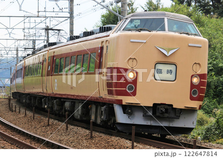 中央線を走行する車両 122647814