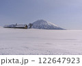 早春のワイスホルン山頂から見る羊蹄山 122647923