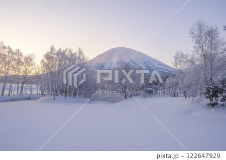 早春の羊蹄山の朝の風景を撮影 早春の羊蹄山の朝の風景を撮影 122647929