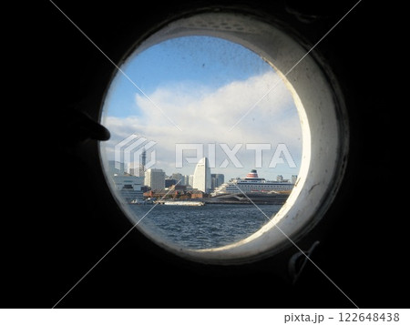 神奈川県　氷川丸　丸窓からのの景色　12月 122648438