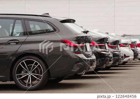 輸入車イメージ 販売店に並ぶ輸入車 BMWのリア 輸入車イメージ 販売店に並ぶ輸入車 BMWのリア 122648456