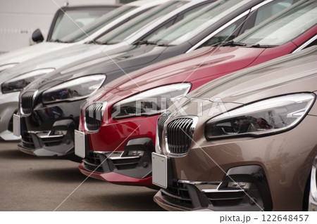 輸入車イメージ　販売店に並ぶ輸入車　BMW 122648457