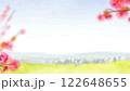 春の訪れを感じる桃の花と都市の風景 122648655