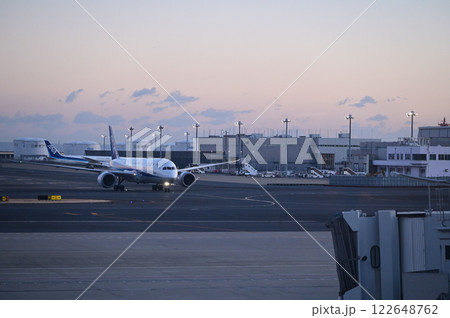 夕暮れの羽田空港 夕暮れの羽田空港 122648762