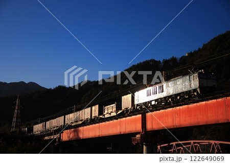 冬の美しい太陽光に車体を輝かせるEF64形電気機関車牽引の貨物列車(81レ)_2025/1/25撮影 122649069