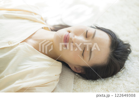 寝転ぶ若い女性 122649308