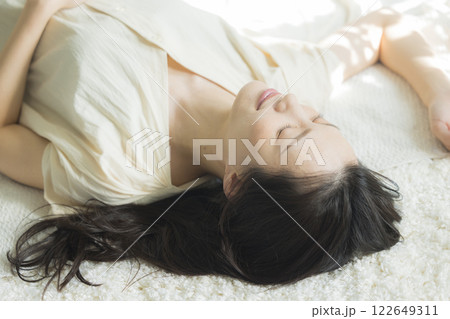 寝転ぶ若い女性 122649311