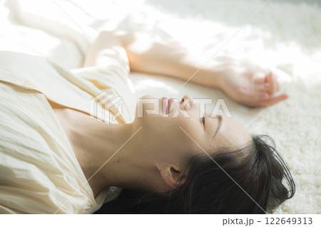 寝転ぶ若い女性 122649313