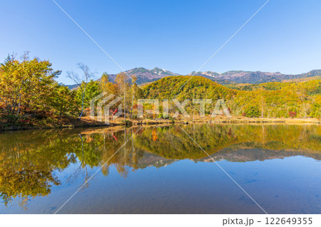 秋の信州長野 紅葉の乗鞍高原 まいめの池 秋の信州長野 紅葉の乗鞍高原 まいめの池 122649355