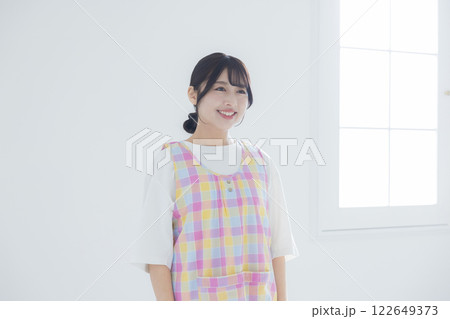 笑顔の若い保育士 122649373