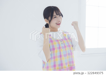 笑顔の若い保育士 122649375