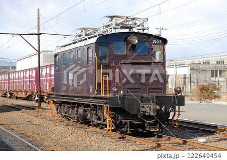 出発待ちの電気機関車 122649454