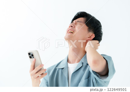 男性　スマートフォン 122649501