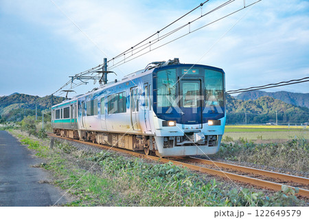 【小浜線 サバ号 (125系)】 撮影場所：福井県三方郡美浜町松原 122649579