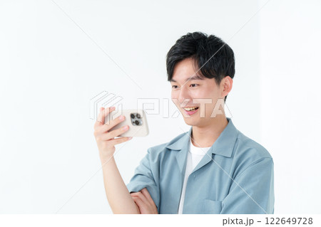 男性 スマートフォン 男性 スマートフォン 122649728