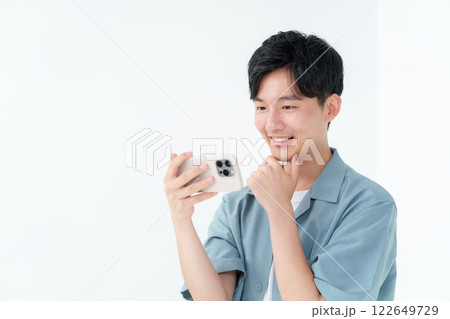 男性 スマートフォン 男性 スマートフォン 122649729