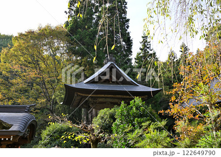 山中にひっそりと佇む天霊山空恵寺　上層四面の鐘楼　渋川市　 122649790