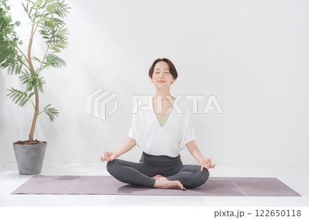 ヨガをする30代女性 122650118
