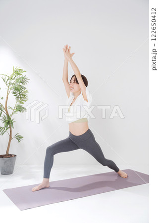 ヨガをする30代女性 122650412