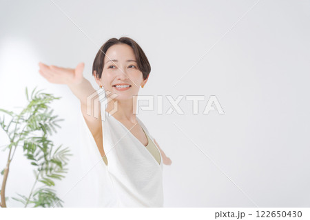 ヨガをする30代女性 122650430