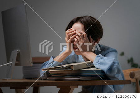 仕事中に居眠りする女性 仕事中に居眠りする女性 122650576