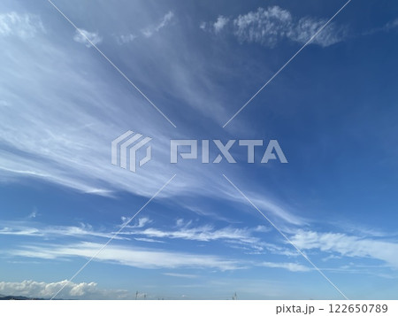 青空に広がる白い雲 青空に広がる白い雲 122650789