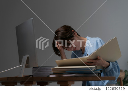 パソコンを見ながら頭を抱える女性 122650829