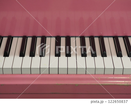 ピンク色のピアノの鍵盤 122650837