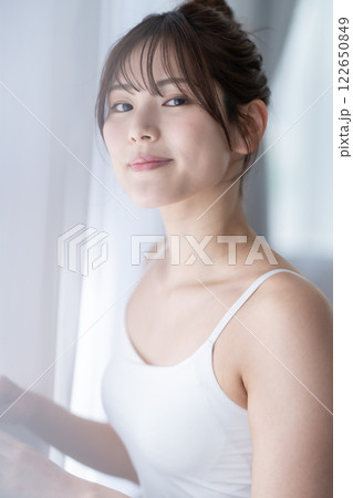 朝の日差しを浴びる若い女性のビューティイメージ 朝の日差しを浴びる若い女性のビューティイメージ 122650849