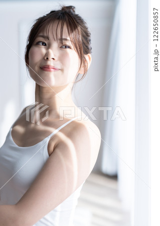 朝の日差しを浴びる若い女性のビューティイメージ 122650857