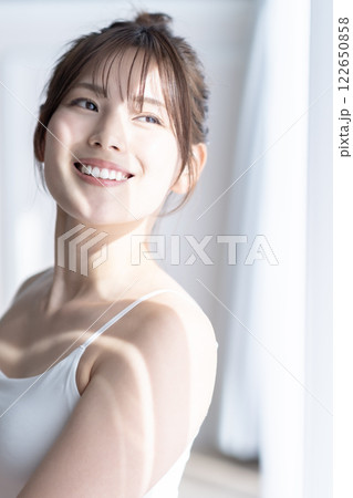 朝の日差しを浴びる若い女性のビューティイメージ 122650858