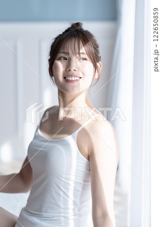 朝の日差しを浴びる若い女性のビューティイメージ 朝の日差しを浴びる若い女性のビューティイメージ 122650859