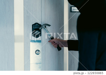 鍵を壊す強盗犯　顔無し 122650865