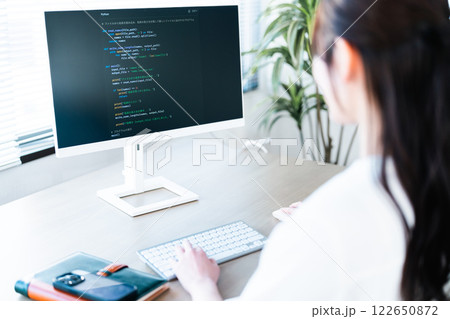 PYTHONでプログラミングする若い女性　顔無し 122650872