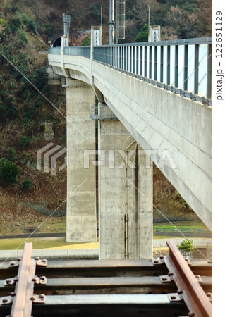 山陰本線 余部橋りょう(餘部鉄橋)の橋脚と旧線路 山陰本線 余部橋りょう(餘部鉄橋)の橋脚と旧線路 122651129