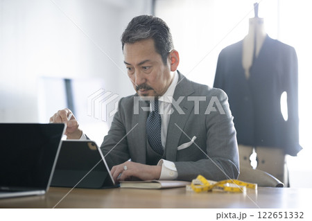 かっこいい仕立て屋さん 122651332