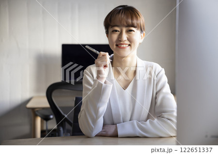 パソコンに向かう働く女性 パソコンに向かう働く女性 122651337