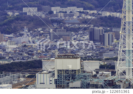 下松市沿岸部　中国電力下松火力発電所と市街地　山口県下松市 122651361