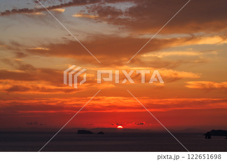 夕陽が丘道ノ尾駅から望む遠藤周作文学館と真っ赤な夕焼けの角力灘 122651698