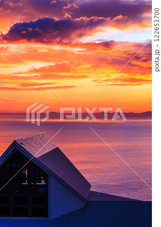 夕陽が丘道ノ尾駅から望む遠藤周作文学館と真っ赤な夕焼けの角力灘 122651700