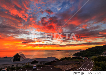 夕陽が丘道ノ尾駅から望む遠藤周作文学館と真っ赤な夕焼けの角力灘 122651710