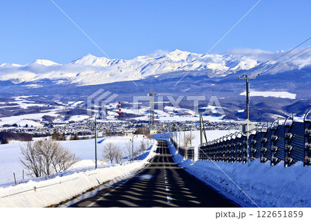 冬の北海道上富良野町千望峠からの上富良野市街地の風景 冬の北海道上富良野町千望峠からの上富良野市街地の風景 122651859