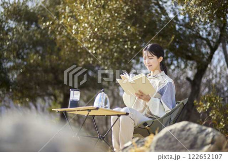 冬の屋外で読書する女性の横顔 冬の屋外で読書する女性の横顔 122652107