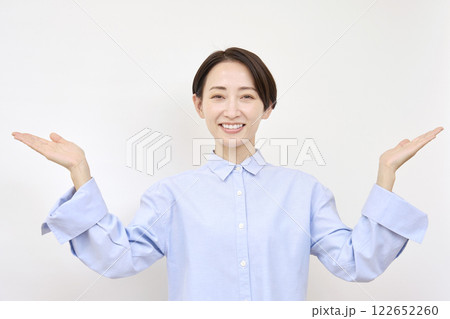 手のひらで左右を指す女性　白背景 122652260