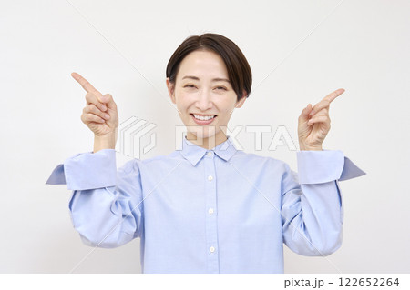 左右を指差す女性　白背景 122652264